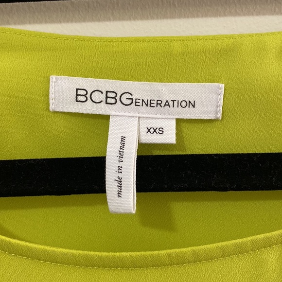 BCBG Generation Short Sleeve High-Low Open Back Top - Picture 4 of 6